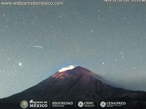 webcamsdemexico's tweet photo. Estrella fugaz y el el #Volcán #Popocatépetl esta noche.

🚦 Alerta Volcánica: #AmarilloFase2.
Radio de exclusión: 12 km. 🚷
Vía: #CENAPRED @CNPC_MX.

Para ver la actividad del volcán #EnVivo desde #Altzomoni da clic aquí 👇🏼
https://t.co/YV73r7tcBw https://t.co/SWA0EFOFVV