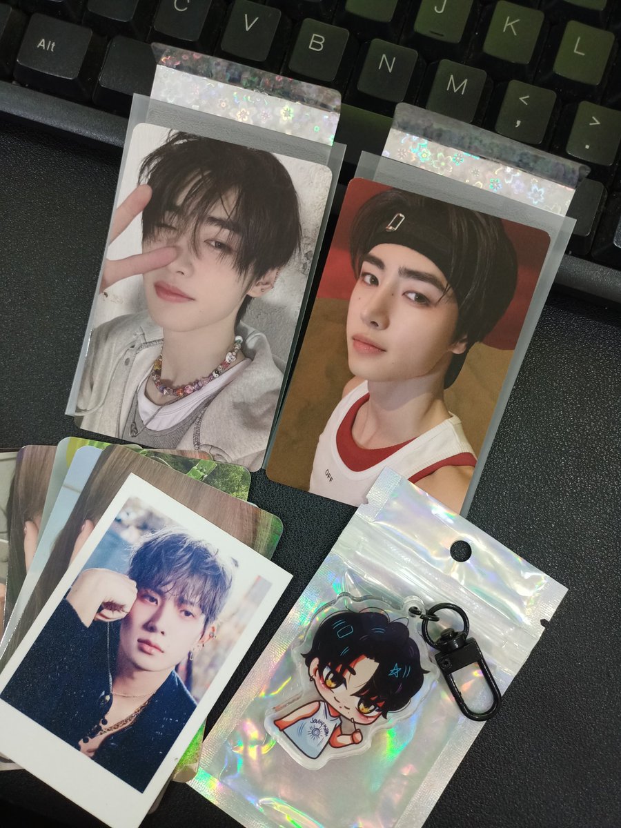 ZukiWatanabe's tweet photo. Sunghoon arrived safe! ❤️ Thank you @ddeonutopen for the freebies super cute 🥰
#devproofz https://t.co/8WB4aOPP9c