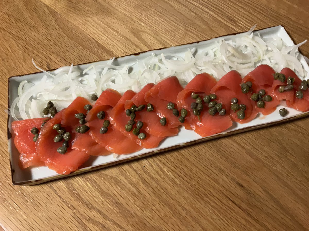 terima25961180's tweet photo. スモークサーモンとローストビーフ。 https://t.co/yYyXJPehK6