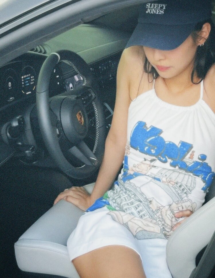 yk2aii's tweet photo. Ferrari girl                                                      Porsche girl https://t.co/n8dXTda2V5