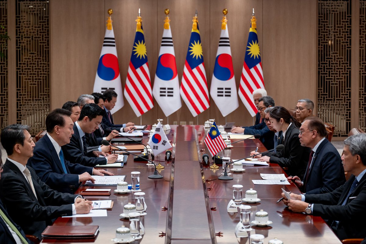 Pagi ini memulakan acara pertama di Republik Korea dengan melakukan kunjungan rasmi ke Pejabat Presiden di Yongsan sambil disambut Presiden Yoon Suk Yeol. 

Seperti yang sebut sebelum ini bahawa kunjungan ini menjadi terpenting tatkala Malaysia dan Korea Selatan akan bersama