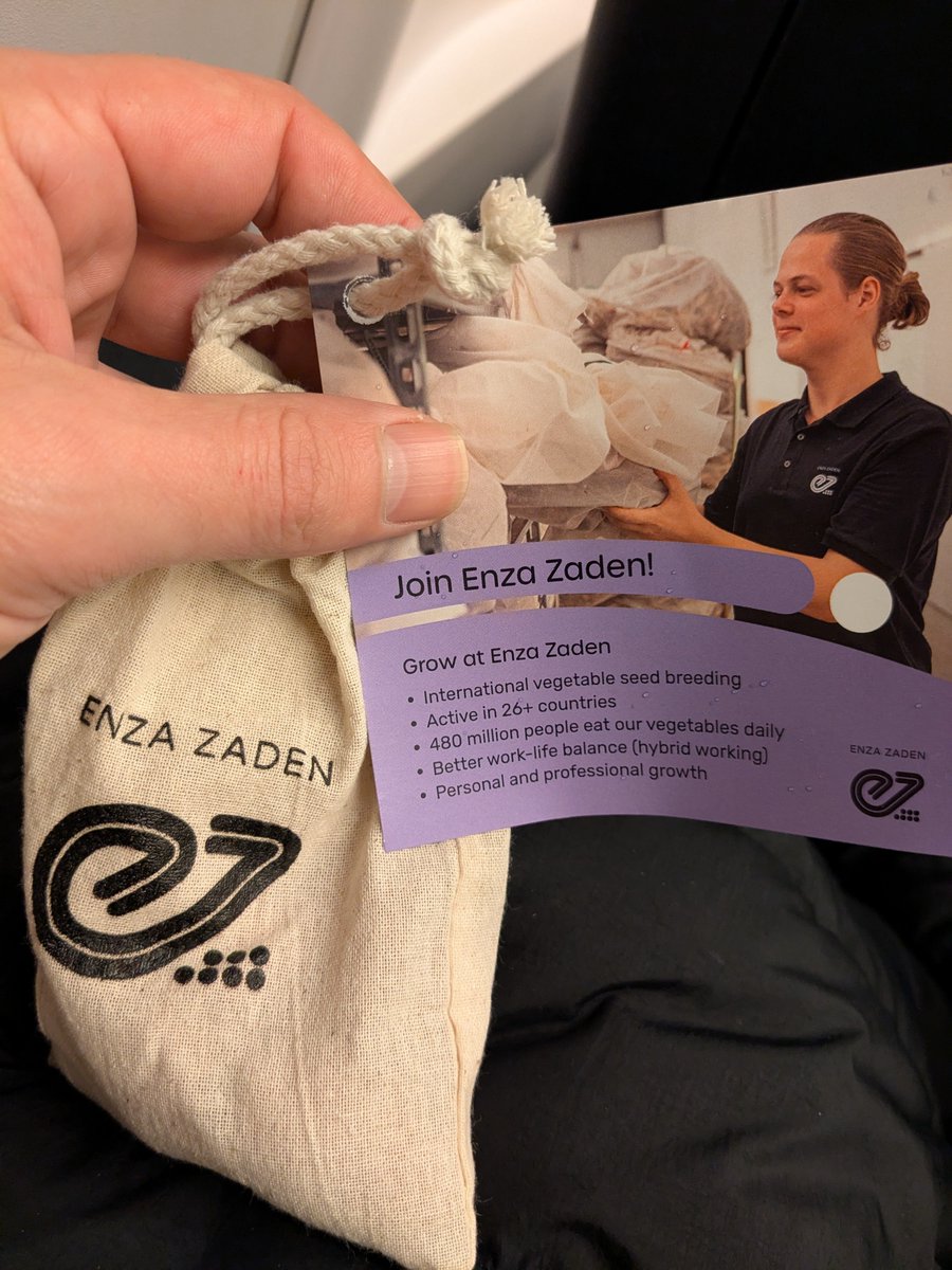 leuke actie van <a href="/enzazaden/">Enza Zaden</a> uit #enkhuizen bij het station. ze delen tomaatjes uit aan forenzen/studenten #vacature
