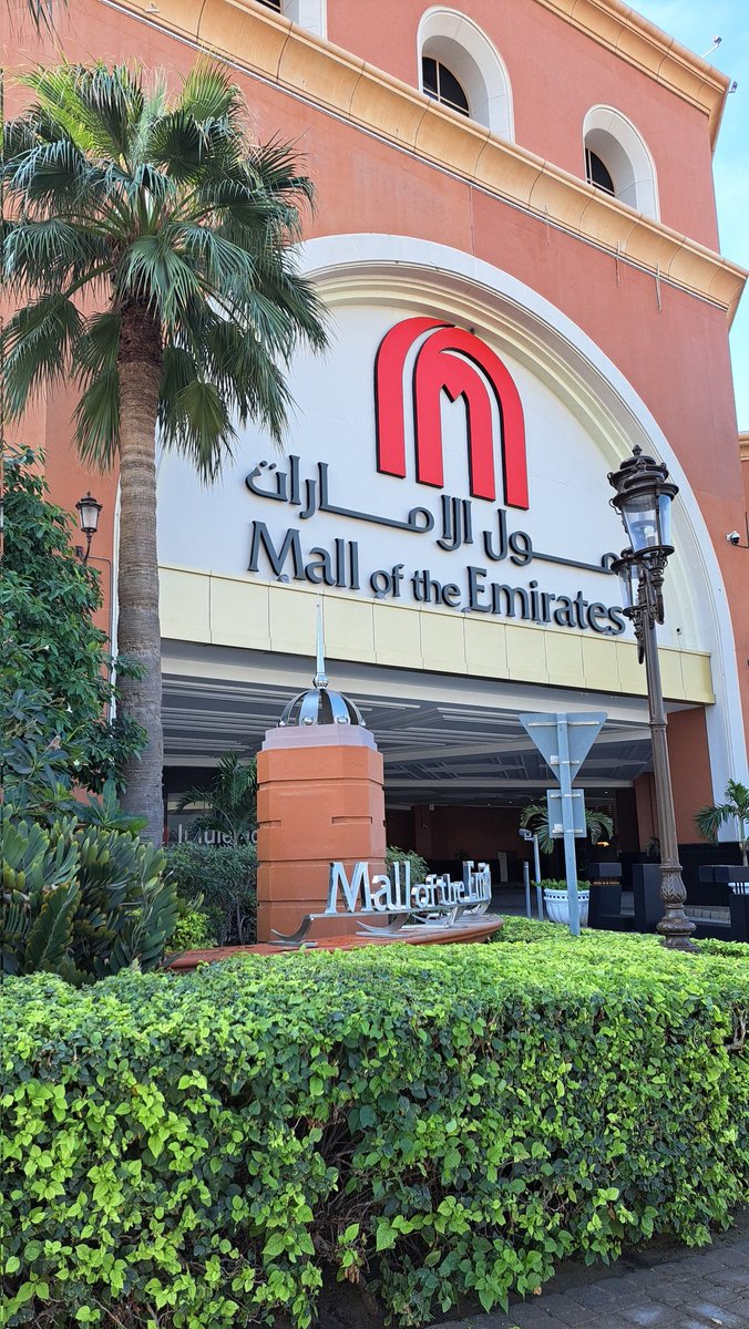 GrampianQueen's tweet photo. It's begining to look alot like Christmas in Dubai. https://t.co/ufllYAm4Cd