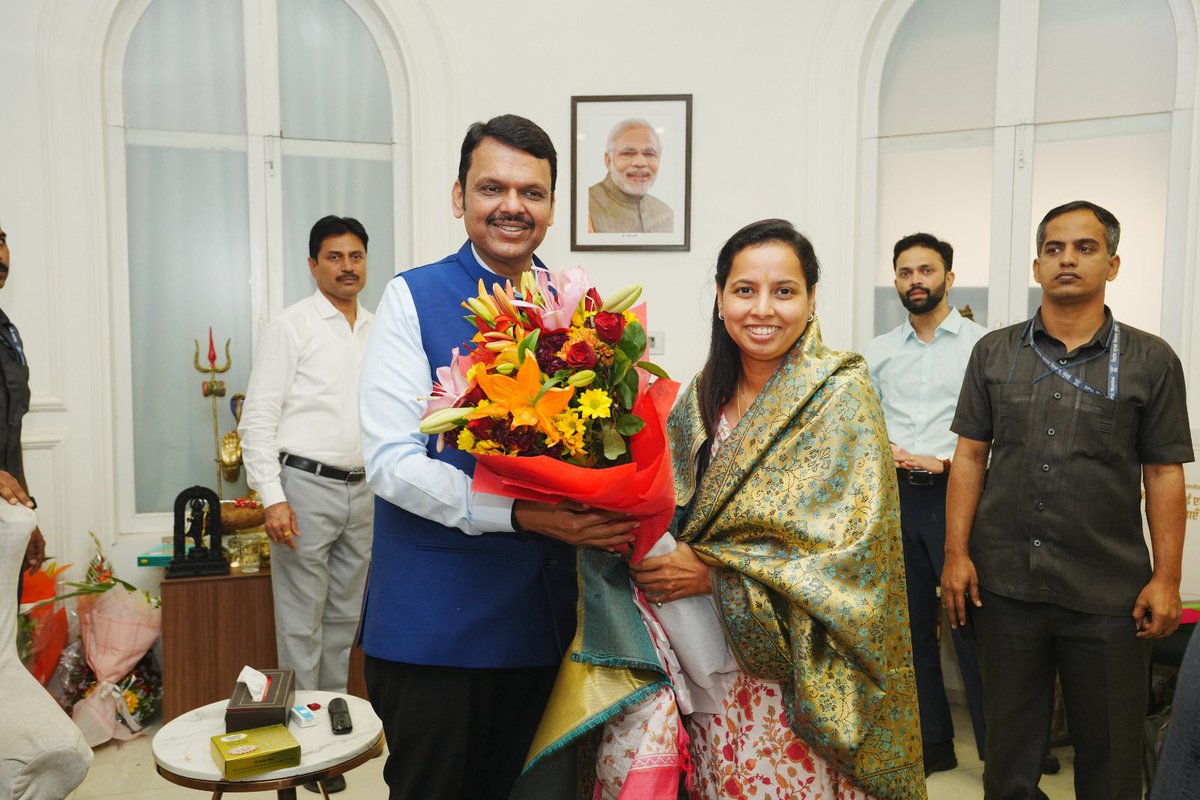 iAditiTatkare's tweet photo. महाराष्ट्राचे उपमुख्यमंत्री, महायुतीतील ज्येष्ठ नेते श्री. देवेंद्रजी फडणवीस ( @Dev_Fadnavis ) यांची "सागर" शासकीय निवासस्थानी भेट घेतली.

यावेळी श्रीवर्धन विधानसभा मतदारसंघातील विजयाबद्दल त्यांनी केलेला सत्कार आदरपूर्वक स्वीकारून त्यांचे आभार व्यक्त केले. https://t.co/6KiU2mGHvL