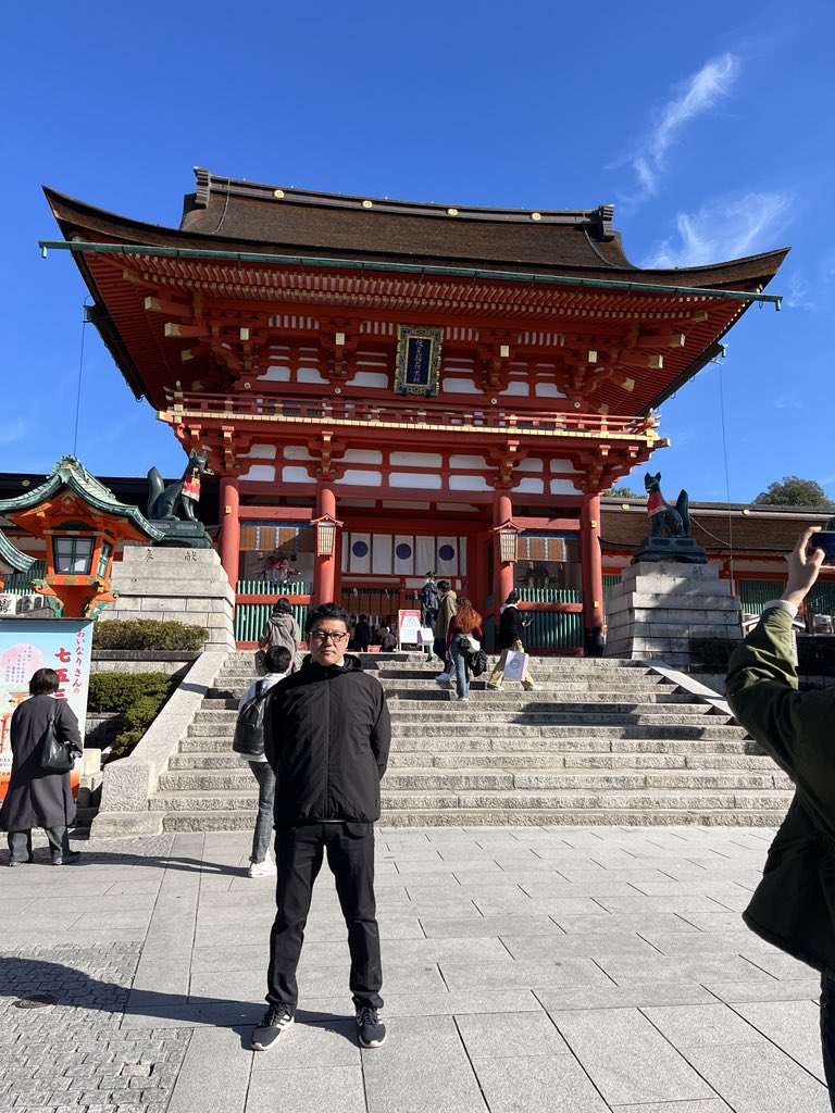 商売繁盛の伏見稲荷神社⛩️にお参りして、DO・CHANGE株式会社の御祈祷をしていただきました！
神頼みですが、天候も良く清々しい気持ちでお願いしてきました！
昨今のインバウンドで海外の方々がとても多く参拝されていて、着物を着ていたのがとても印象的でした！