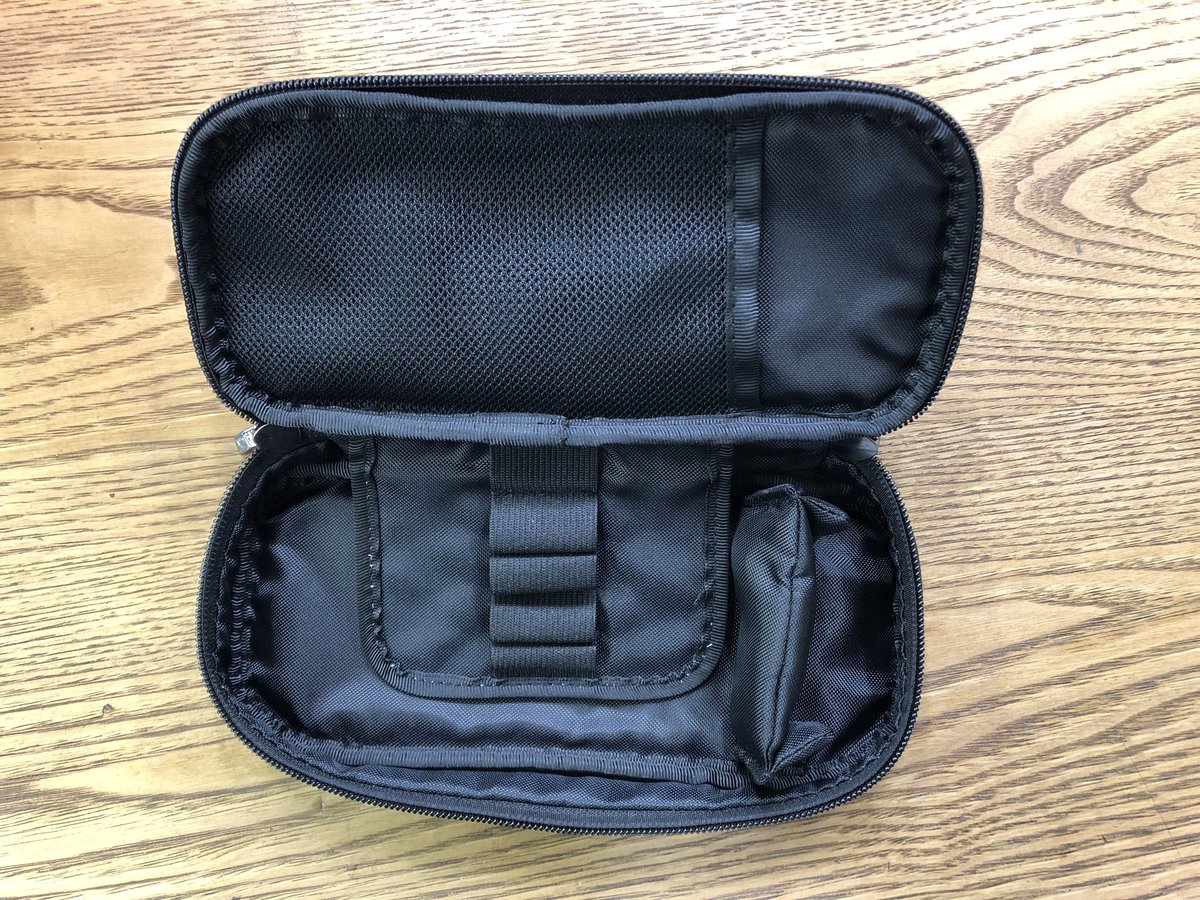 okamotoya1's tweet photo. 続けてこちらもガルフストリームさんより入荷したのオルブラックタンクペンケース。大容量の二階建て仕様。2階部分のペン差しには大事な筆記具を4本収納可能、一階部分には付箋や消しゴム等を入れられる小部屋付き、蓋の内側にもメッシュポケットが付いています。税込1,870円。 https://t.co/l5ZMj9xcwg