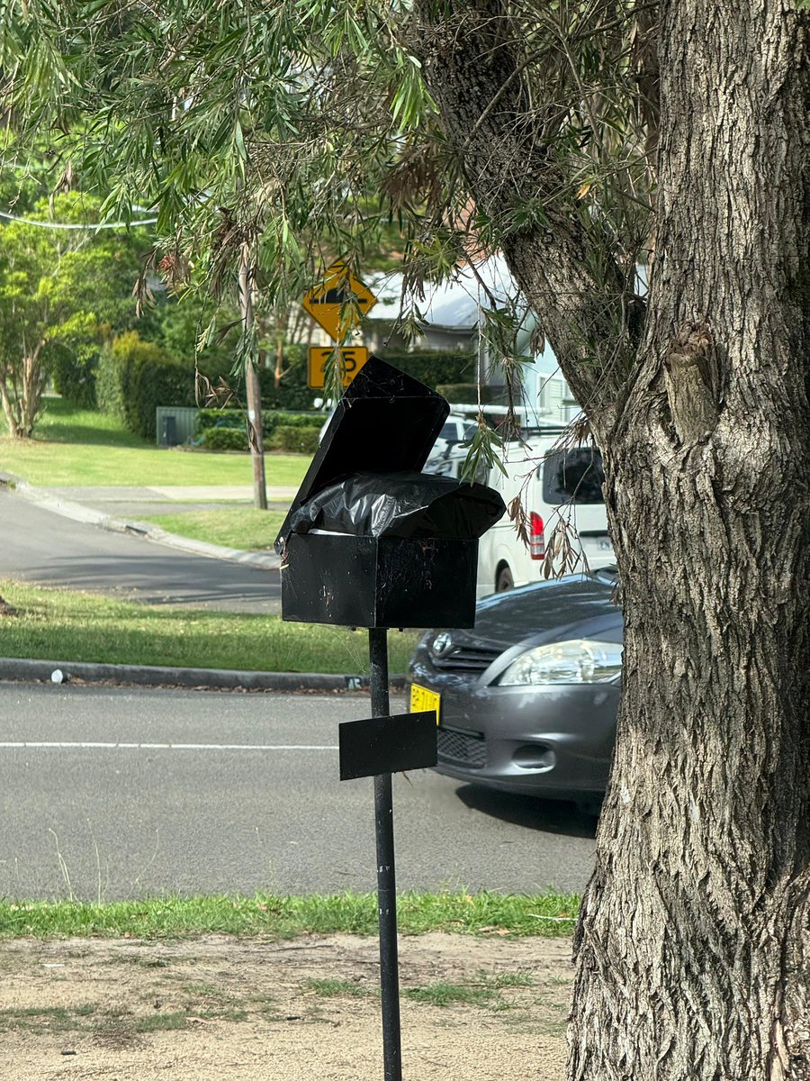 BB140888's tweet photo. @auspost care to inform me how this is a “safe place” on a busy road? https://t.co/v2NH5TZR4Q