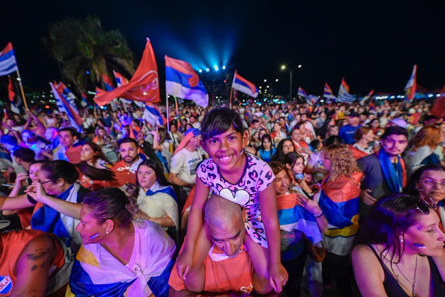 rubencela2 (@rubencela2) on Twitter photo Importantísima vitoria do <a href="/Frente_Amplio/">Frente Amplio</a>. <a href="/OrsiYamandu/">Yamandú Orsi</a> será o novo Presidente do Uruguai.
Gañaron as clases populares uruguaias. Perdeu a oligarquía e o neoliberalismo.
Quen anunciaba o inicio dun ciclo regresivo en toda América Latina, que agarde un pouco😉
Adiante!🇺🇾✊✌️ Importantísima vitoria do <a href="/Frente_Amplio/">Frente Amplio</a>. <a href="/OrsiYamandu/">Yamandú Orsi</a> será o novo Presidente do Uruguai.
Gañaron as clases populares uruguaias. Perdeu a oligarquía e o neoliberalismo.
Quen anunciaba o inicio dun ciclo regresivo en toda América Latina, que agarde un pouco😉
Adiante!🇺🇾✊✌️