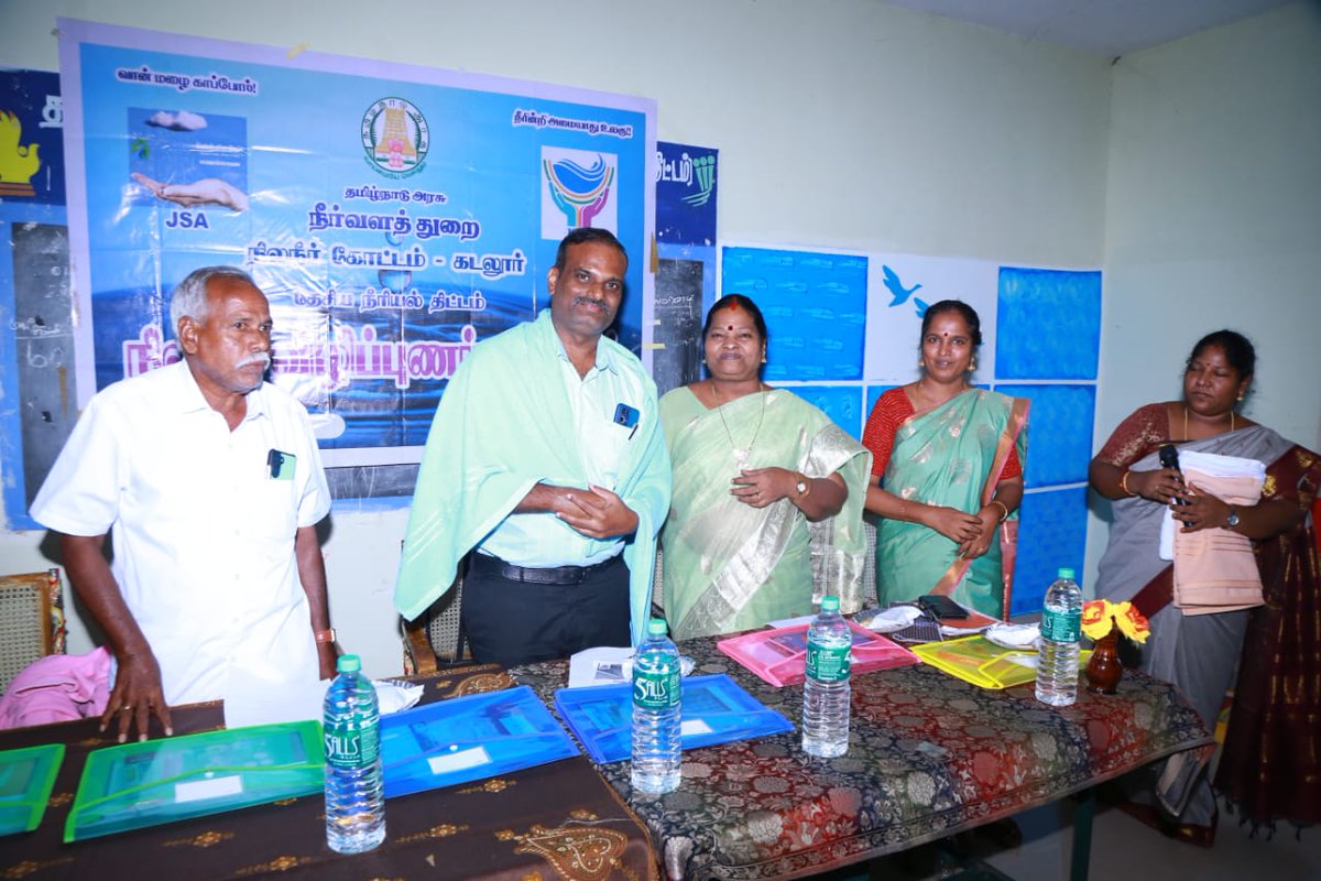GW_TNWRD's tweet photo. கடலூர் மாவட்டத்தைச் சேர்ந்த ��ம்மாபுரம் கிராம சேவை மையத்தில் அப்பகுதியைச்சேர்ந்த கிராம மக்களுக்கு 21-11-2024 அன்று நெய்வேலி நிலநீர் உபகோட்ட அலுவலர்களால் நிலத்தடி நீர் குறித்த விழிப்புணர்வு முகாம் நடத்தப்பட்டது. https://t.co/bJfyWWaFEW