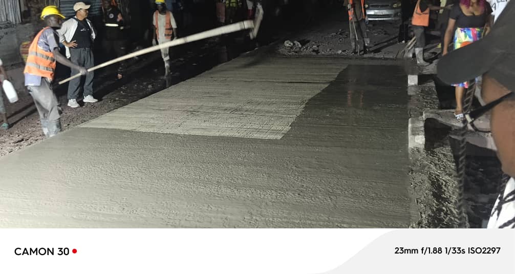 AlTshibanda's tweet photo. Projet Wangata-Usoke-Hôpital.

Le bétonnage de l’avenue Usoke a été achevé hier dans la soirée. Elle relie Kasa-Vubu à Huileries.
Linéaire : 684 m 
Début du bétonnage de la couche de roulement : 10.10.2024

Le bétonnage de Wangata se poursuit. https://t.co/iRt6B7Ay8K