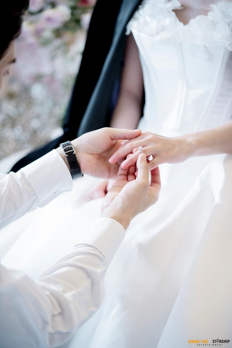 drakorfans_ina's tweet photo. 🌸 Paik Sa Eon (Baek Sa Eon) & Hong Hee Joo 🌸
Papa bunda 3th miskom👰🏻♀️🤵🏻
Pernikahan kontrak xixi....
Drama: #WhenThePhoneRings
#YooYoonSeok #ChaeSoBin #YooYeonSuk #YooYeonSeok https://t.co/ZhETaDdUxV