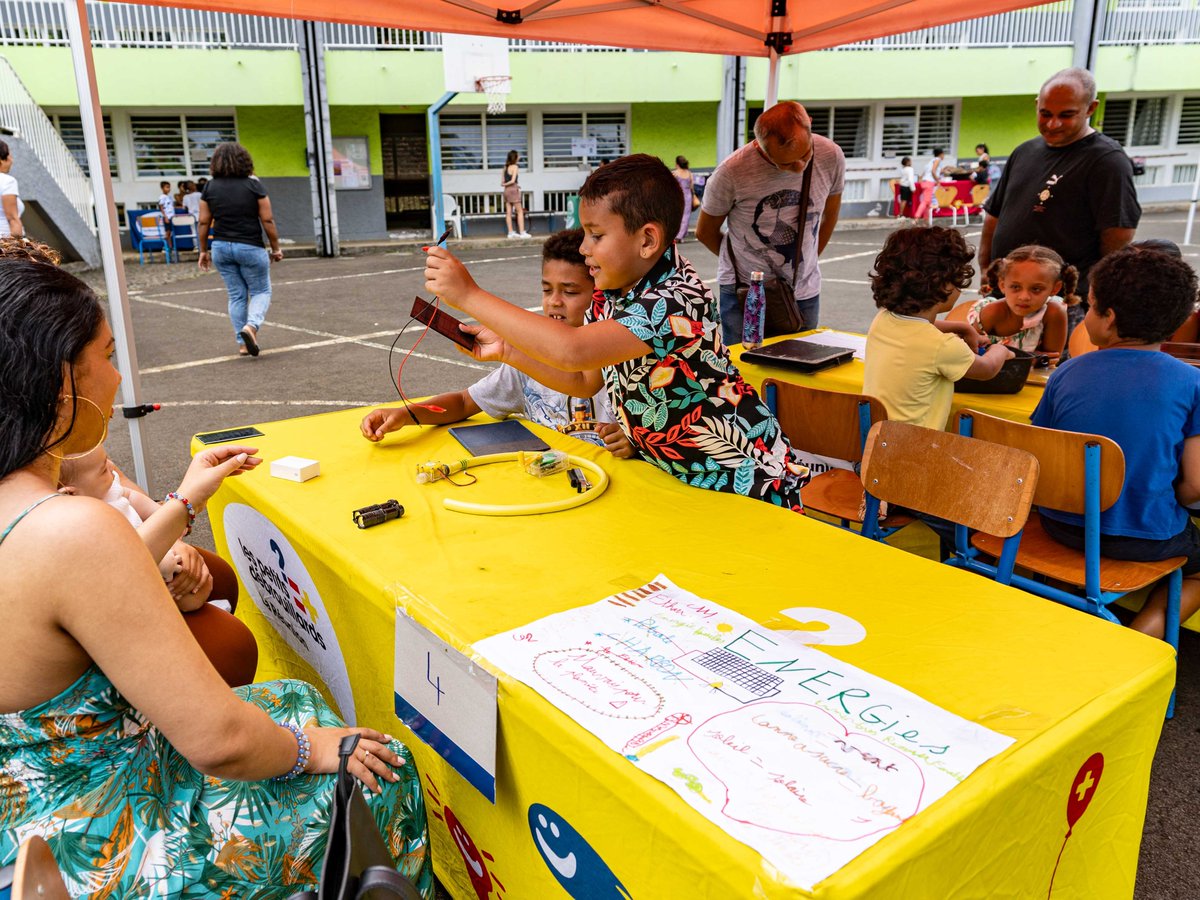 La_Cinor's tweet photo. #Cinor [ Terre Durable ] #PCAET
Ce matin, on était à l'école Moka à Ste-Marie avec les Petits Débrouillards pour la restitution des ateliers PCAET.
Les enfants ont présenté leurs travaux autour du réchauffement climatique à leurs camarades ainsi qu'aux parents et à l'académie. https://t.co/XhfcR2q88F