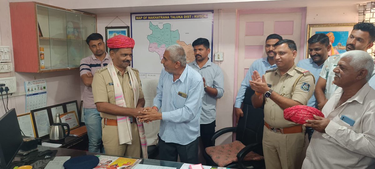 SPWestKutch's tweet photo. પોલીસની સરાહનીય કામગીરી બદલ નખત્રાણા પોલીસનું સન્માન કરતા નખત્રાણાનો માલધારી સમાજ.
#PolicePride
#RespectForPolice
#CommunitySupport
#LawAndOrder
#TogetherWeCan
#SafeSociety
#PublicTrust
#PoliceAndPublic
@CMOGuj
@GujaratPolice
@sanghaviharsh
@dgpgujarat https://t.co/vHr8xwBB4y