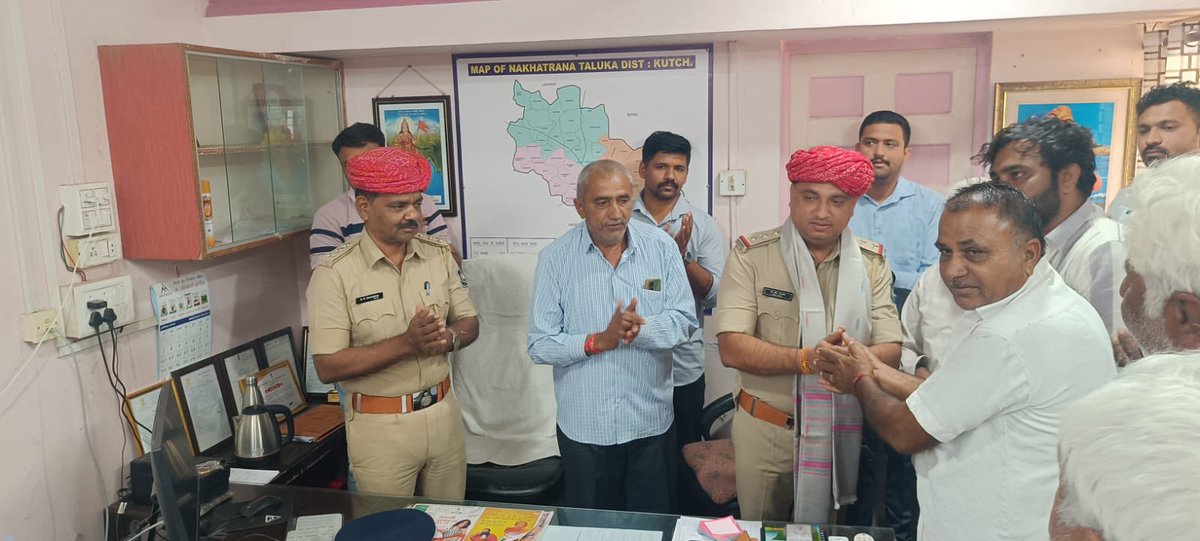 SPWestKutch's tweet photo. પોલીસની સરાહનીય કામગીરી બદલ નખત્રાણા પોલીસનું સન્માન કરતા નખત્રાણાનો માલધારી સમાજ.
#PolicePride
#RespectForPolice
#CommunitySupport
#LawAndOrder
#TogetherWeCan
#SafeSociety
#PublicTrust
#PoliceAndPublic
@CMOGuj
@GujaratPolice
@sanghaviharsh
@dgpgujarat https://t.co/vHr8xwBB4y