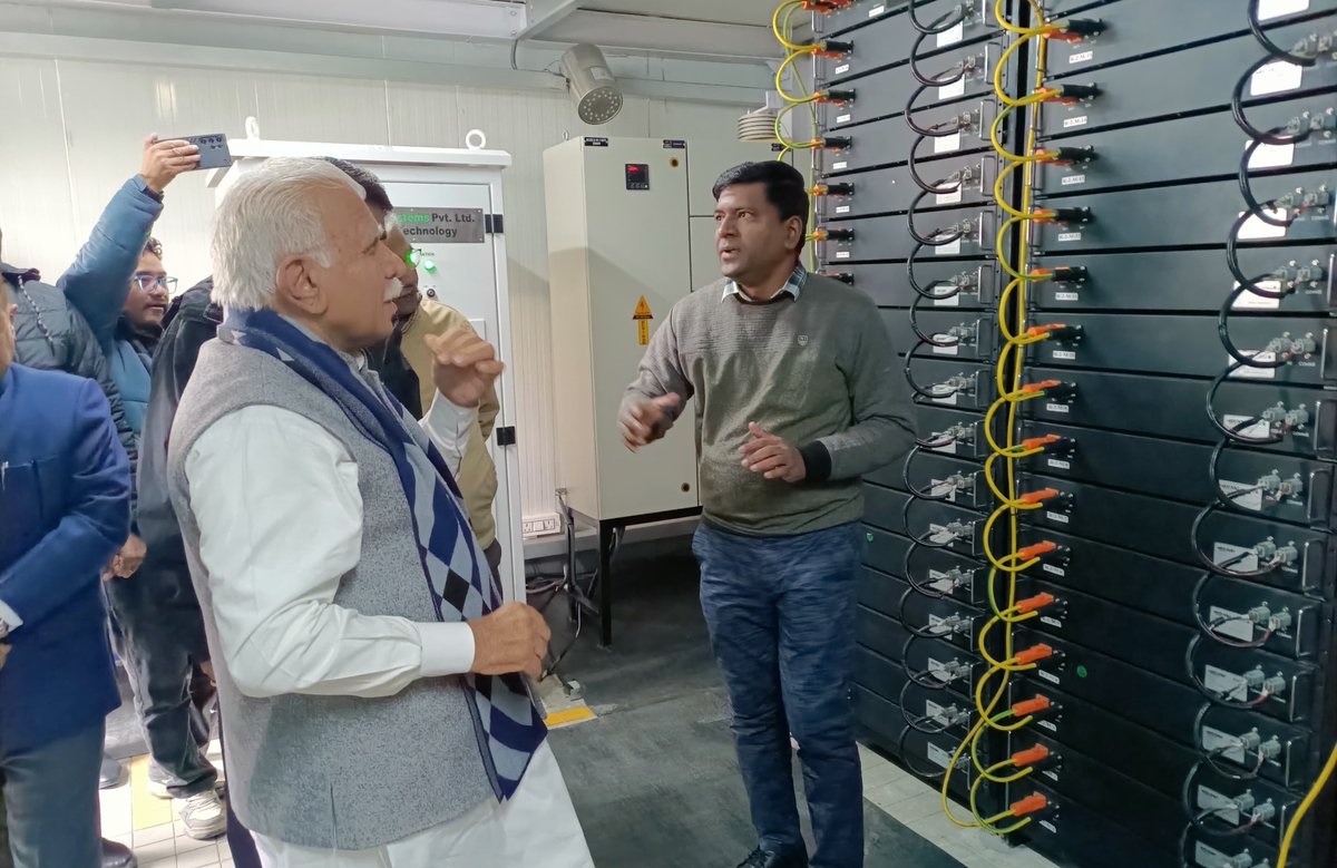 This turn-key solar carport solution, commissioned with the support of #Ladakh administration, is a step forward in achieving the vision of Carbon Neutral Ladakh.
<a href="/CEO_EESL/">CEO EESL</a>, <a href="/Rajneesh_Rana1/">Rajneesh Rana</a>, <a href="/MinOfPower/">Ministry of Power</a>, <a href="/MHI_GoI/">Ministry of Heavy Industries</a>