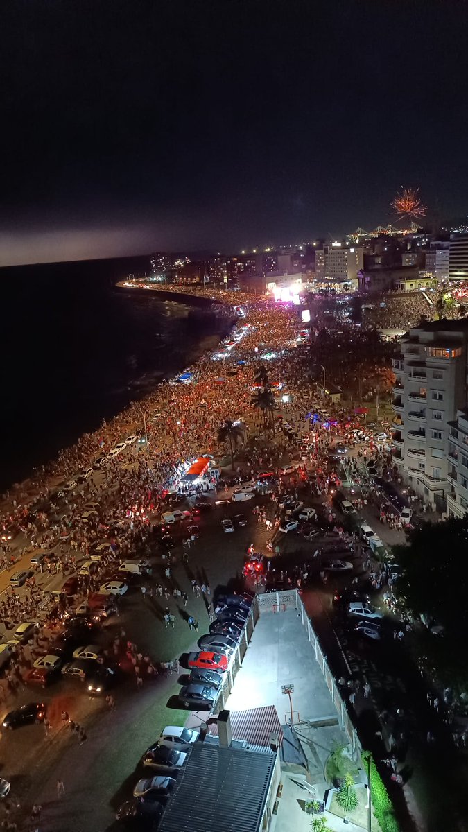 Desde Euskal Herria celebremos la victoria del candidato del <a href="/Frente_Amplio/">Frente Amplio</a> <a href="/OrsiYamandu/">Yamandú Orsi</a>.
<a href="/LABsindikatua/">LAB SINDIKATUA</a> reafirma su apoyo a la <a href="/PITCNT1/">PIT CNT</a> en está nueva etapa para ir avanzando en derechos.
Una estupenda noticia para quienes creemos en un mundo más justo. #YamandúPresidente