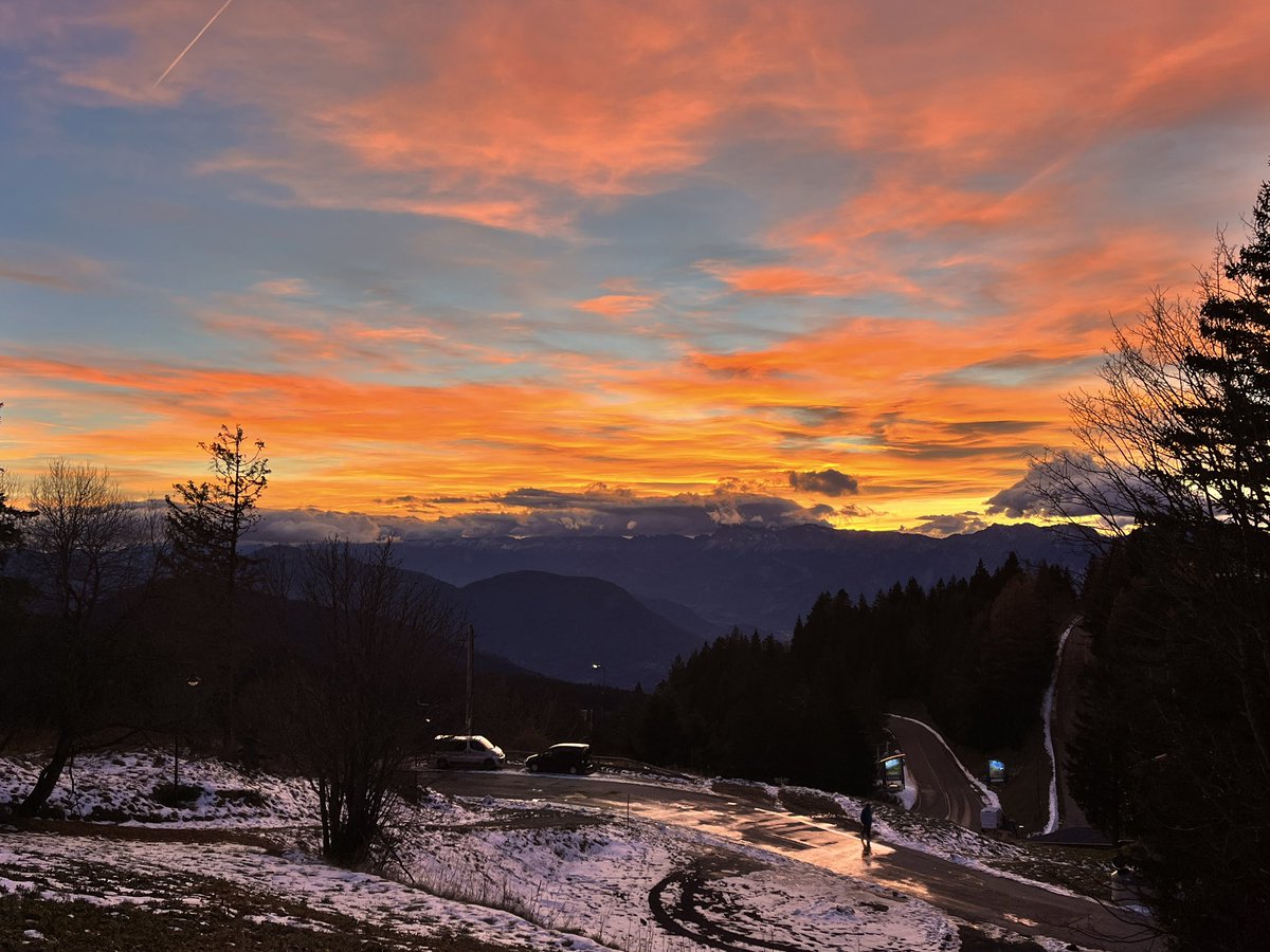 [ALERTE METEO] ⚠️💨
Déjà bien présent hier en Isère (comme ici à Chamrousse) le vent se renforce aujourd’hui pour atteindre jusqu’à 120 km/h en montagne. 
🚨🟠 Le département est placé en vigilance orange par <a href="/Prefet38/">Préfète de l'Isère 🇨🇵🇪🇺</a> pour se phénomène (vent fort).
Soyez prudent !