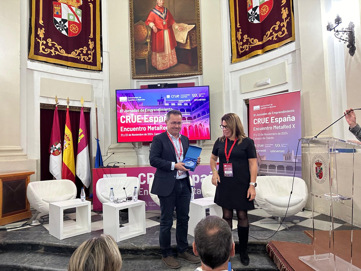 UVemprén tweet media