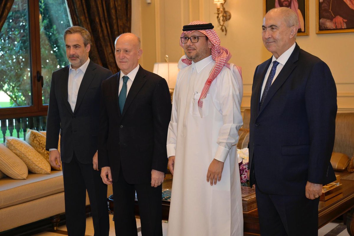 زارت كتلة تجدد سفير خادم الحرمين الشريفين لدى لبنان وليد بن عبد الله بخاري، في مقر إقامته باليرزة. 

وجرى خلال اللقاء عرض لمختلف التطورات السياسية الراهنة على الساحتين اللبنانية والإقليمية، وما وصلت اليه المساعي الجارية على اكثر من صعيد لوقف إطلاق النار في لبنان، بالإضافة إلى
