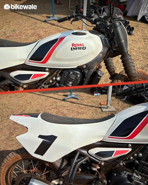 BikeWale's tweet photo. Royal Enfield has unveiled the Guerrilla 450-based FT450 Flat Tracker bike at Motoverse 2024. The motorcycle has been modified to serve its purpose at a flat track race.
#royalenfield #ft450 #royalenfieldft450 #bikewale #bwunveil #bikes #motorcycles #bikeupdates https://t.co/9yMiwDsHy0
