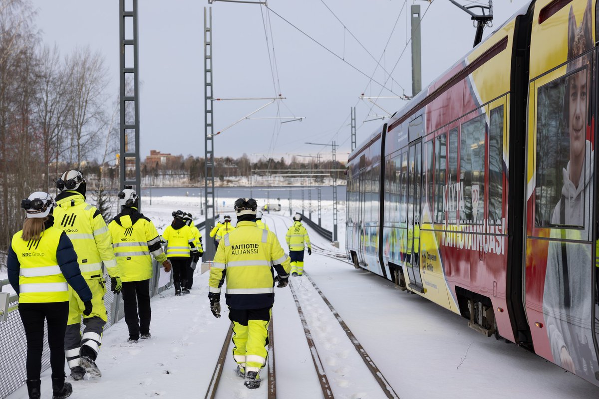 treratikka's tweet photo. Se oli siinä - #raitiotieallianssi viimeiset koeajot!!😍🥰Ja kaikki sujui kuten pitikin, eli nyt on rata todennettu valmiiksi #TampereenRatikka liikenteelle 💪 Kyytiin pääsee jo 4. tammikuuta Lentävänniemen Ratikkajuhlassa, nähdään siellä!🥳 #tampere #osa2 https://t.co/ze1VzEvtwY https://t.co/wm3OyuWXSg