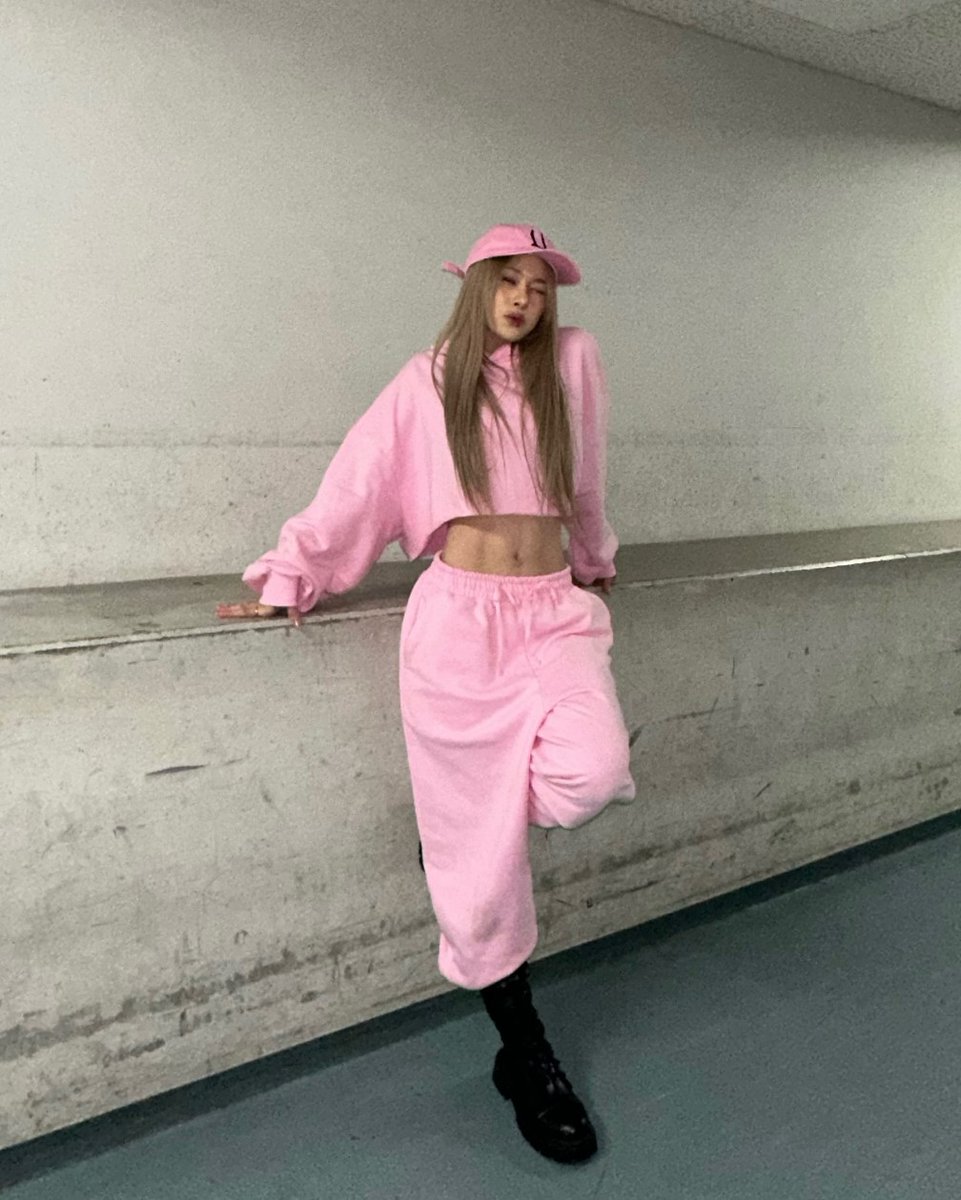 youngtaepics's tweet photo. Her in pink
#베베 #태터 #BEBE #Tatter https://t.co/KlbADwizsv