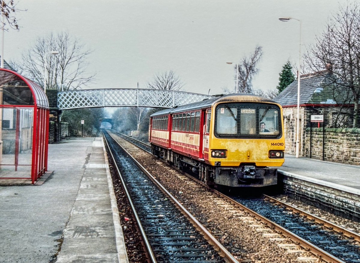 miles_chains's tweet image. 144010 Pauses at Menston station on the Wharfedale line with a service from Ilkley to Leeds. Prior to electrification in 1994, this was a bit of Pacer stronghold. The route now primarily operated by the class 333.
#Class144 #Pacer #Menston #WYPTE #RegionalRailways #Metro