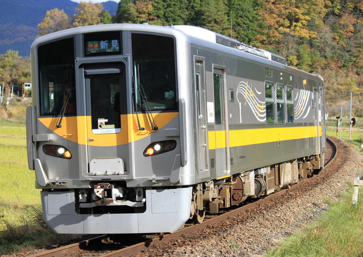 Orihana_Kei's tweet photo. ＃姫新線
＃DEC700

昨日はDEC700形の姫新線での営業運転が最終日だったので下り列車のみ撮りに行って来ました♪

５ヶ所目…姫新線　刑部→丹治部

実は列車がカーブに差し掛かるタイミングで列車から逃げるように雲の影が退くと言う奇跡で最高の写真が撮れました♪ https://t.co/FJOXR4KQWZ
