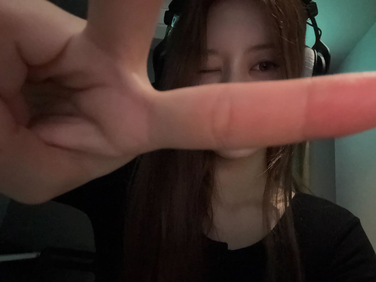 ILLIT_twt's tweet photo. 😉 ✌️ 

#ILLIT #아일릿 #MINJU #민주 https://t.co/12Amdp9QKW
