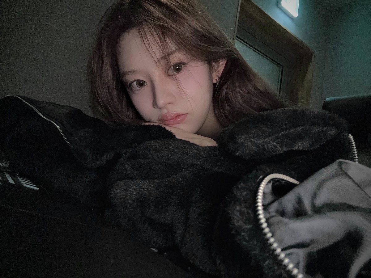 ILLIT_twt's tweet photo. 😉 ✌️ 

#ILLIT #아일릿 #MINJU #민주 https://t.co/12Amdp9QKW