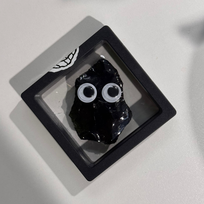 拜托一位工匠朋友定制了 <a href="/obsdmd/">Obsidian</a> 黑曜石图标的实体版！
Asked a craftsman friend to customize a literally "Obsidian" icon of the <a href="/obsdmd/">Obsidian</a> !