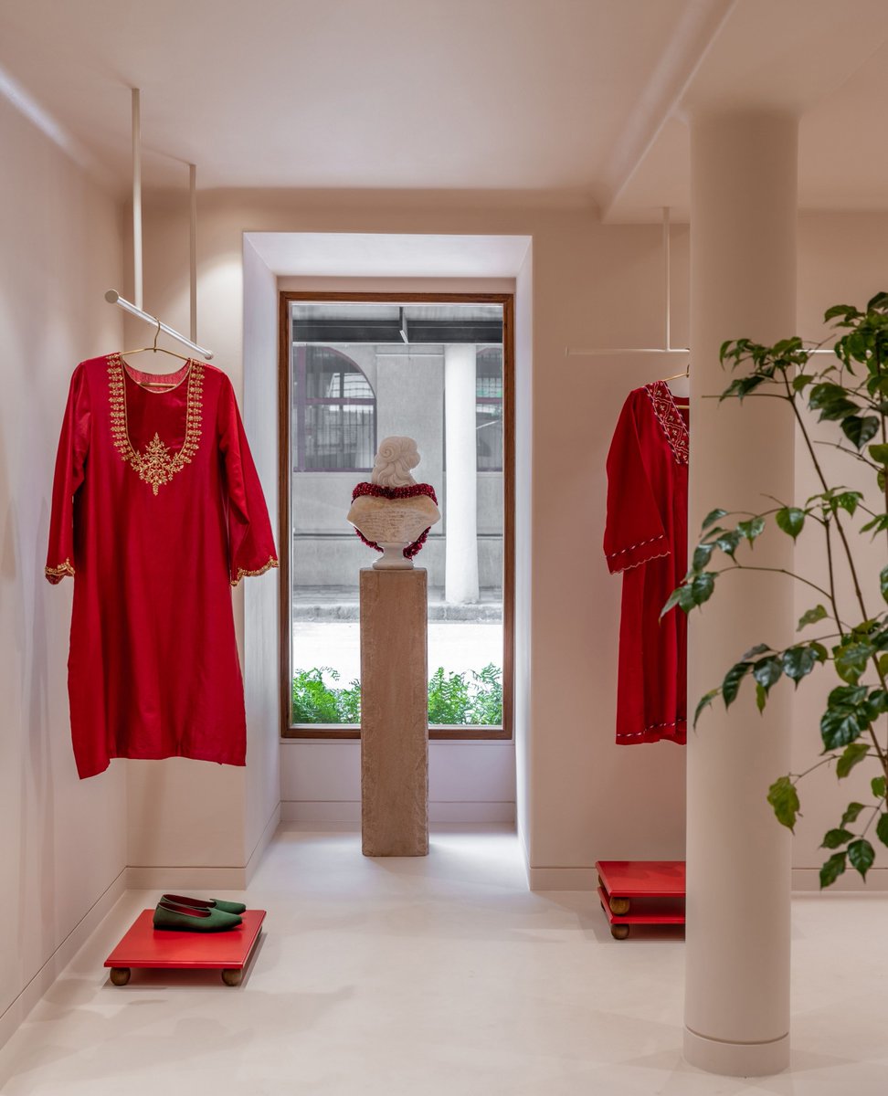 elledecorindia's tweet image. What do women want? To shop with the female gaze at Amisha Kothari’s Mumbai store #EDDesign

#elledecorindia #elledecor #nomad #indiandesigners #amishakothari #fashiondesigner #indianfashion