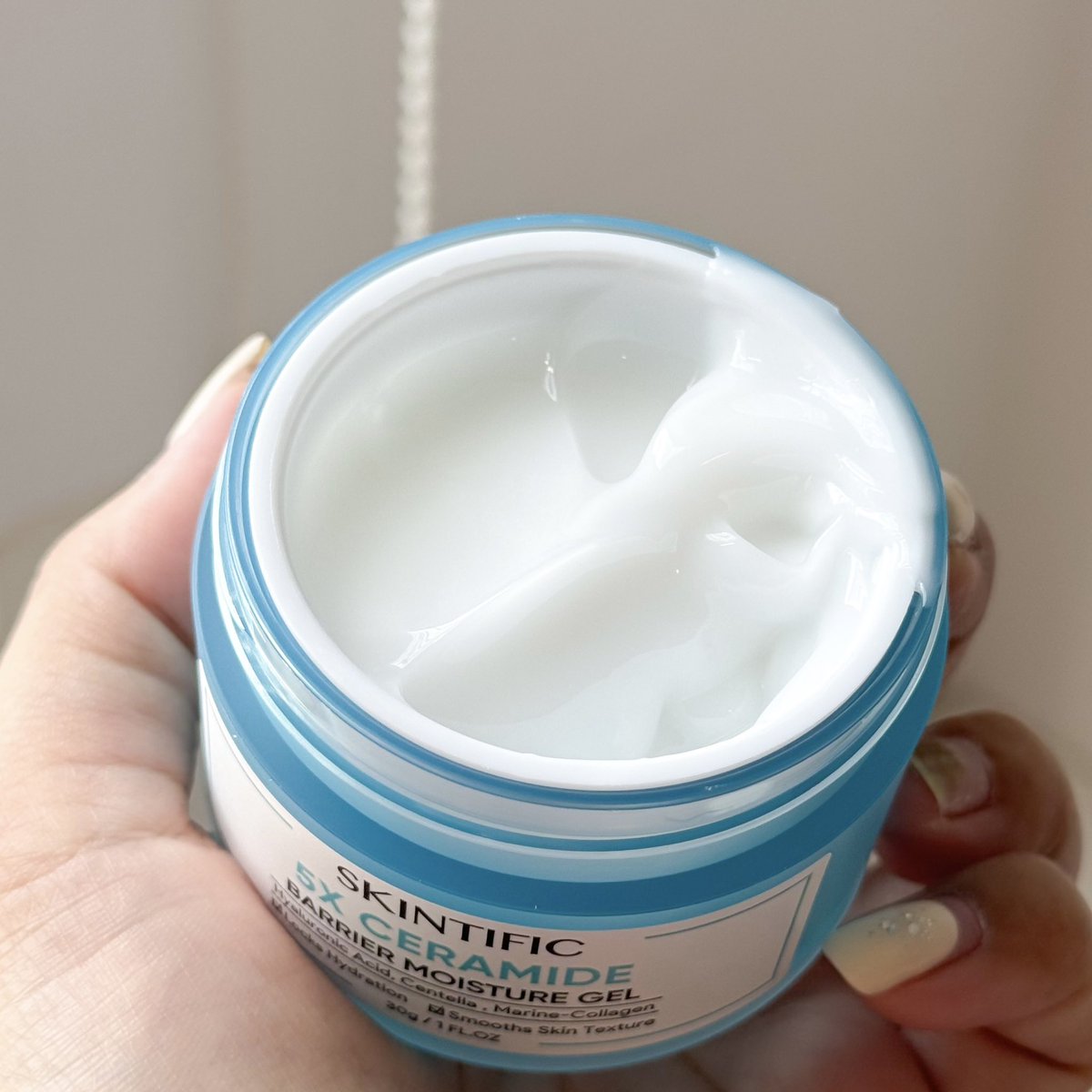 ถ้าพูดถึงมอยเจอร์ไรเซอร์ที่ 1 ในใจคือให้ของแบรนด์ SKINTIFIC 5X Ceramide Moisture Gel เท่านั้นนนนน 🐳🫧 เนื้อเจลบางเบา ซึมไว ไม่หนักผิว ช่วยให้ผิวชุ่มชื้น อิ่มน้ำ ปรับผิวแข็งแรงด้วย Ceramide 5 ชนิด แถมตัวนี้อ่อนโยนมาก พิสูจน์แล้วว่าปลอดภัยต่อผิวแพ้ง่าย ไม่ก่อให้เกิดการระคายเคือง จากผู้เชี่ยวชาญด้านผิวหนังโดยเฉพาะ Dermatologically Tested ⛄️☁️