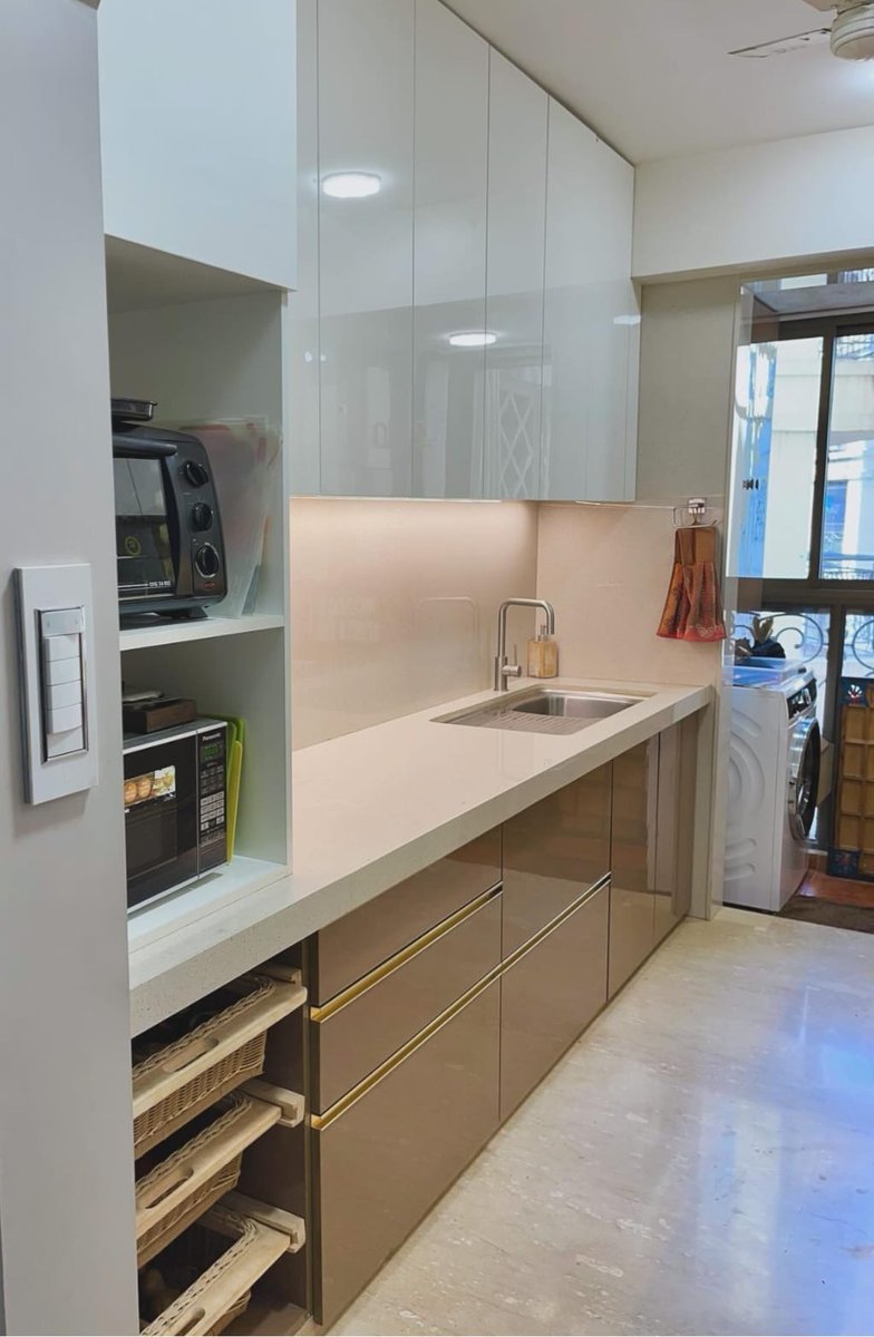 KKModularKitchn's tweet image. Check out our latest design: a beautiful modular kitchen with beige and white acrylic finishes.

This modern kitchen combines beige and white for a stylish, functional look.

Upgrade your kitchen with this stylish, efficient design.

#kkmodularKitchen #KitchenDesign #SmartDesign