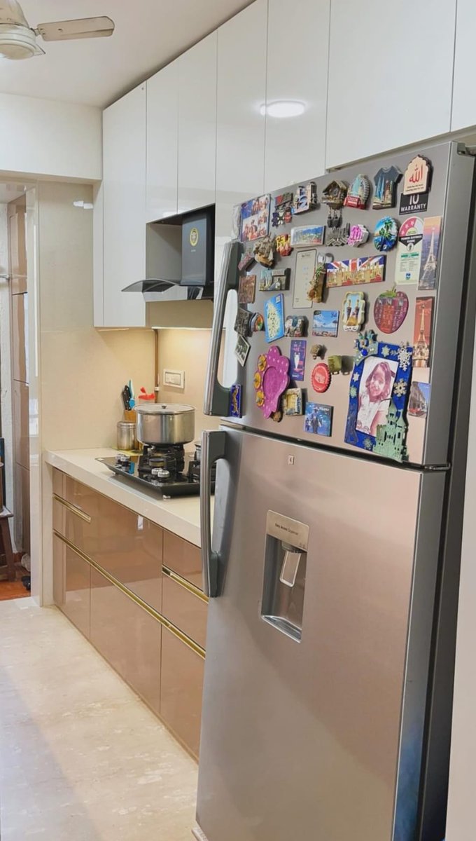 KKModularKitchn's tweet image. Check out our latest design: a beautiful modular kitchen with beige and white acrylic finishes.

This modern kitchen combines beige and white for a stylish, functional look.

Upgrade your kitchen with this stylish, efficient design.

#kkmodularKitchen #KitchenDesign #SmartDesign