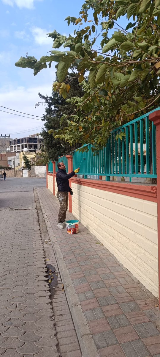 Yolis47400's tweet photo. Okulumuzun bahçe duvarının boyanmasında emeği geçen eski okul aile birliği başkanı Nureddin Çelik e teşekkürlerimizle https://t.co/ohtA9eA6aA