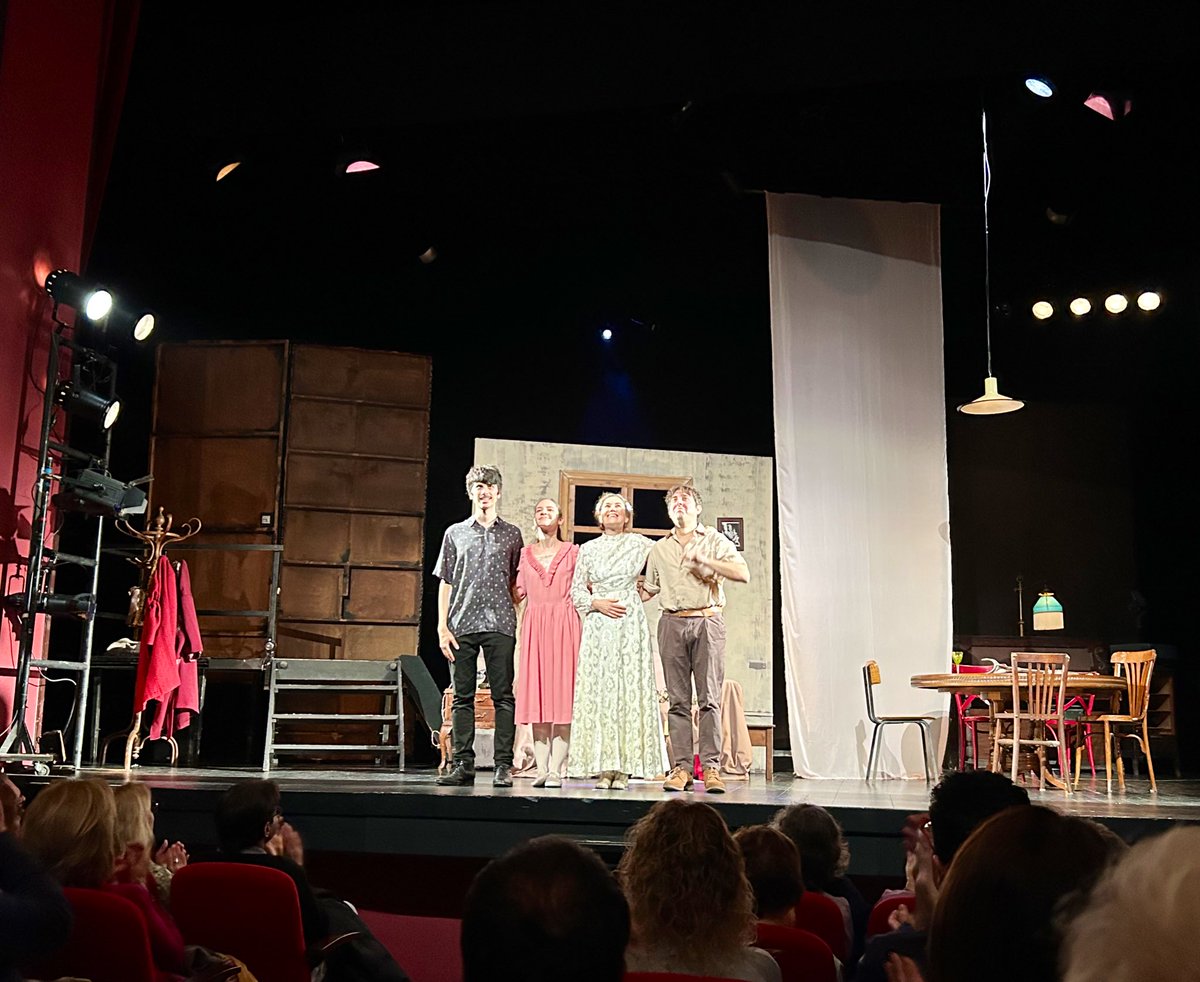 Les engrunes de la humilitat del gran Tennessee Williams fan de la versió del Zoo de Vidre, de @cia_laperla29, una obra brillant. Menció especial al muntatge i a les interpretacions, sobretot la de la Laura Conejero. 🎭