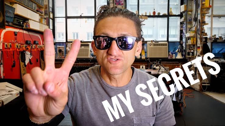DanielMunroe_'s tweet image. Why does @Casey Neistat’s storytelling feel so personal and engaging?

He’s not just a filmmaker; he’s a storyteller with purpose.
Let’s unpack the magic behind his style and what makes it work. 🧵👇

#YouTubeScriptwriting #Storytelling