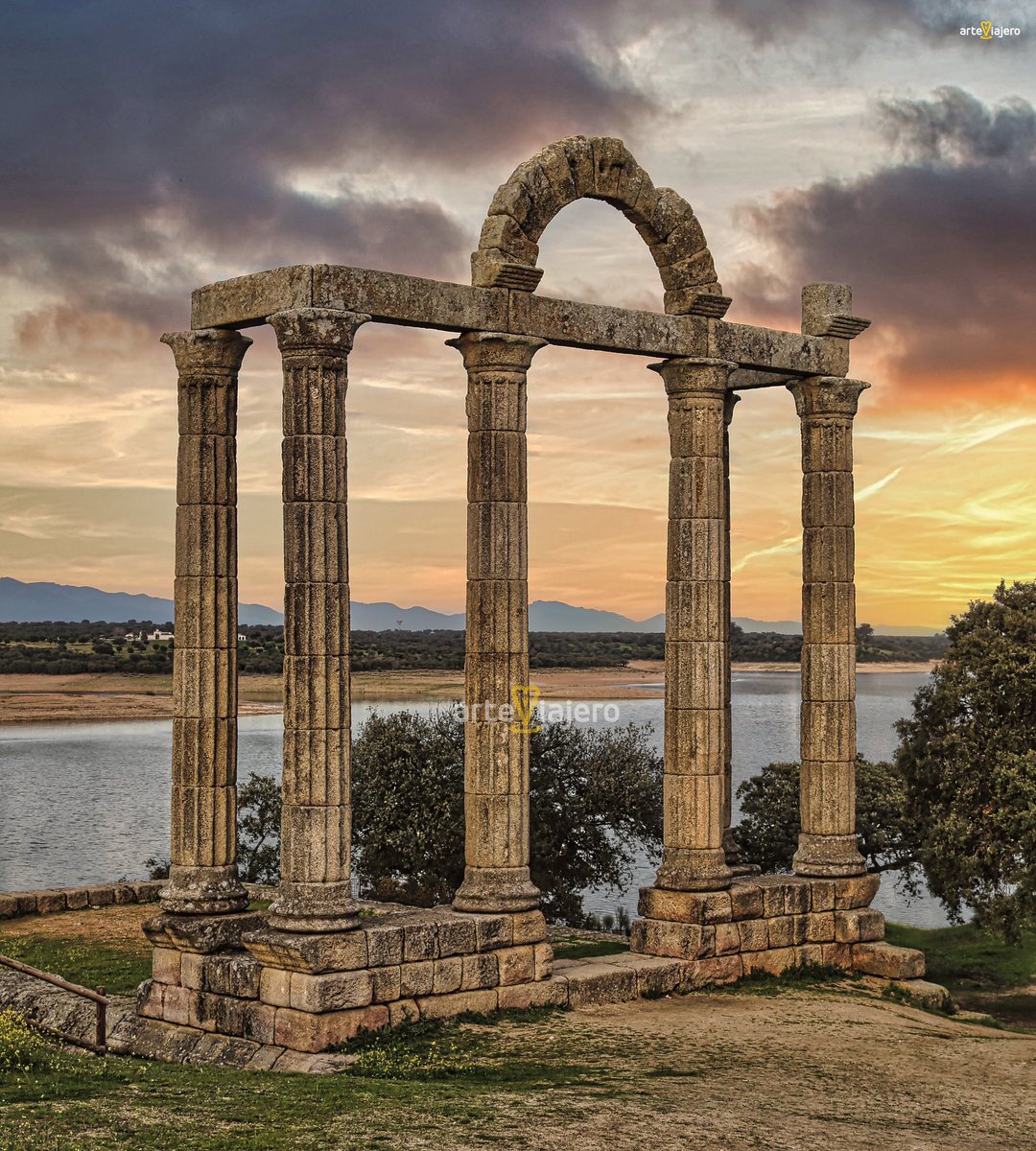 El único pórtico de curia romano que todavía se conserva en el Mundo se encuentra en la provincia de Cáceres (#Extremadura). Formó parte de Augustóbriga, una de las ciudades más prósperas de Lusitania, hoy día bajo las aguas del embalse de Valdecañas
#FelizLunes #BuenosDias