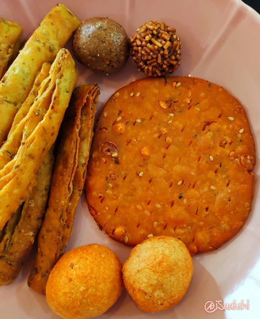 iSaakshi's tweet photo. Updating this thread! #homemade and from scratch.
#methi #mathri, #nippattu, #peanut #til #laddu, #sev laddu, #kachori mung ke.
#Diwali goodies #faral actually, still good and as fresh.
For you, @jemin_p https://t.co/yEJethjBRe