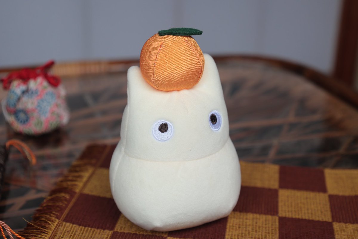 ghibli_dongurep's tweet photo. ⭐️再入荷⭐️

  「お正月小トトロ」が
ぬいぐるみになりました🍊

頭にみかんを乗せた鏡餅のような小トトロ！
手のひらサイズで、 もちもちっとした触りごこちです✨
 
#どんぐり共和国 https://t.co/FLnHXLasKk