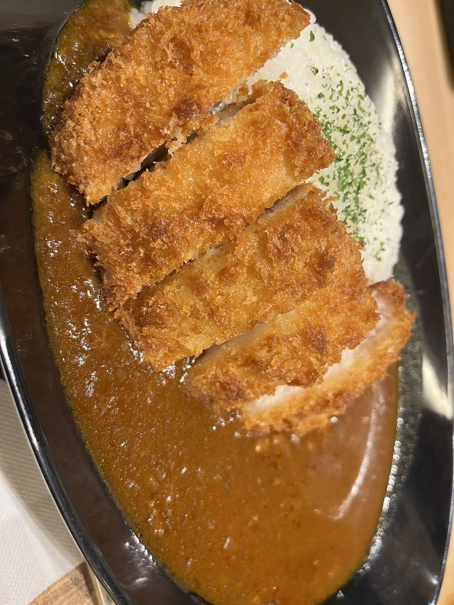 pelikanm400's tweet photo. 羽田空港の近くにあるスパに行ってきました♨️

都内にありながら広い大浴場と、露天風呂スペースがとても良かったです！

ドライサウナと薬草サウナを楽しむことができます！

レストランからは富士山が見え、一日中楽しめそうでした😇 https://t.co/uYLk9RSxwi