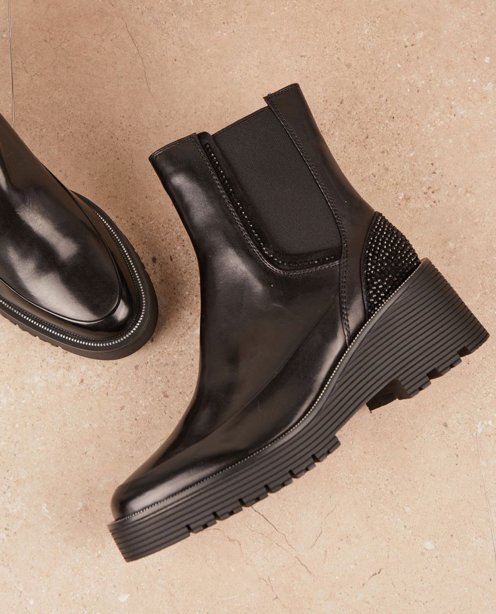 Prepare for sparkle season at @charlesclinkard with the Regarde Le Ciel Sadhy 04, versatile yet glitzy to instantly elevate any look✨

#CharlesClinkard #RegardeLeCiel #WomensBoots #Boots #BootSeason