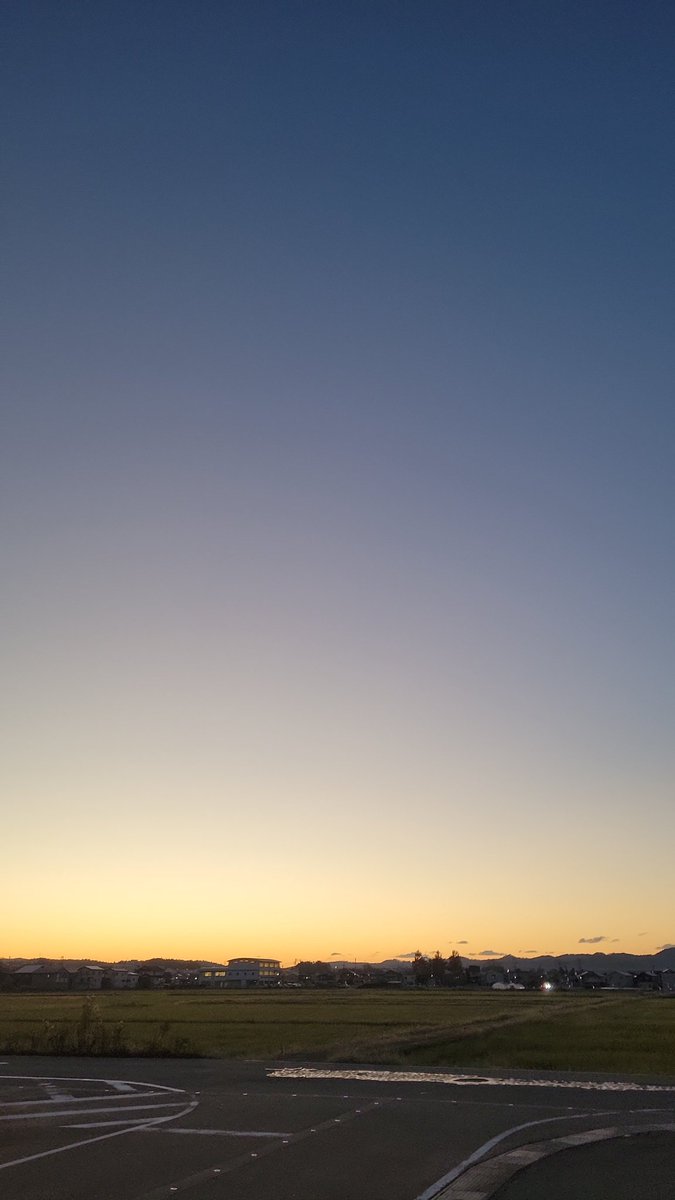 chillfull7's tweet photo. 今日もお疲れ様でした！
今日はいい天気で気持ちが良かったですね。夕焼けも気持ちいい〜リス！
帰り道お気をつけてリス！ https://t.co/0U2TdET0fu