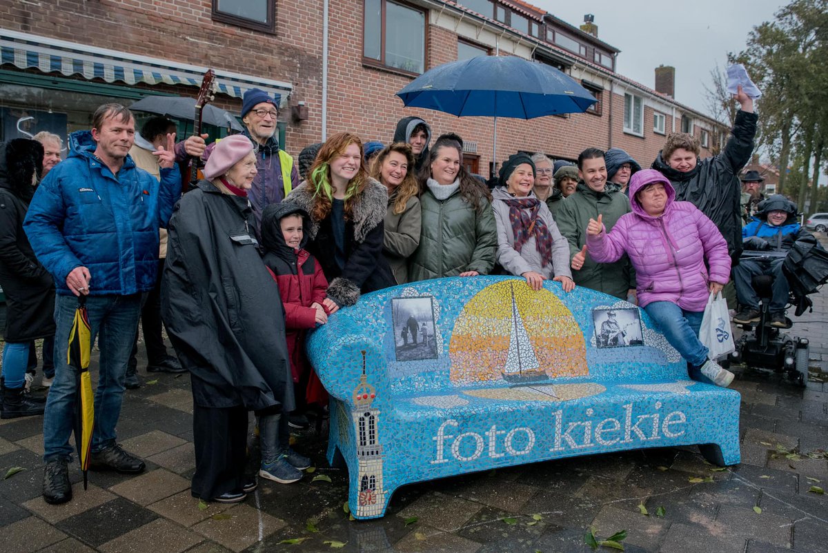 gem_Beverwijk's tweet photo. Vrijdag is de #SocialSofa op het Kuenenplein onthuld door Kim Doetjes en wethouder @AliBal1988. Dit kunstwerk, gemaakt ter ere van Jan Doetjes, is een nieuwe plek voor ontmoeting en verbinding in #Beverwijk.
Lees hier het mooie verhaal achter deze bank: https://t.co/mhXbkl5RGd https://t.co/GuVT5R0gGc