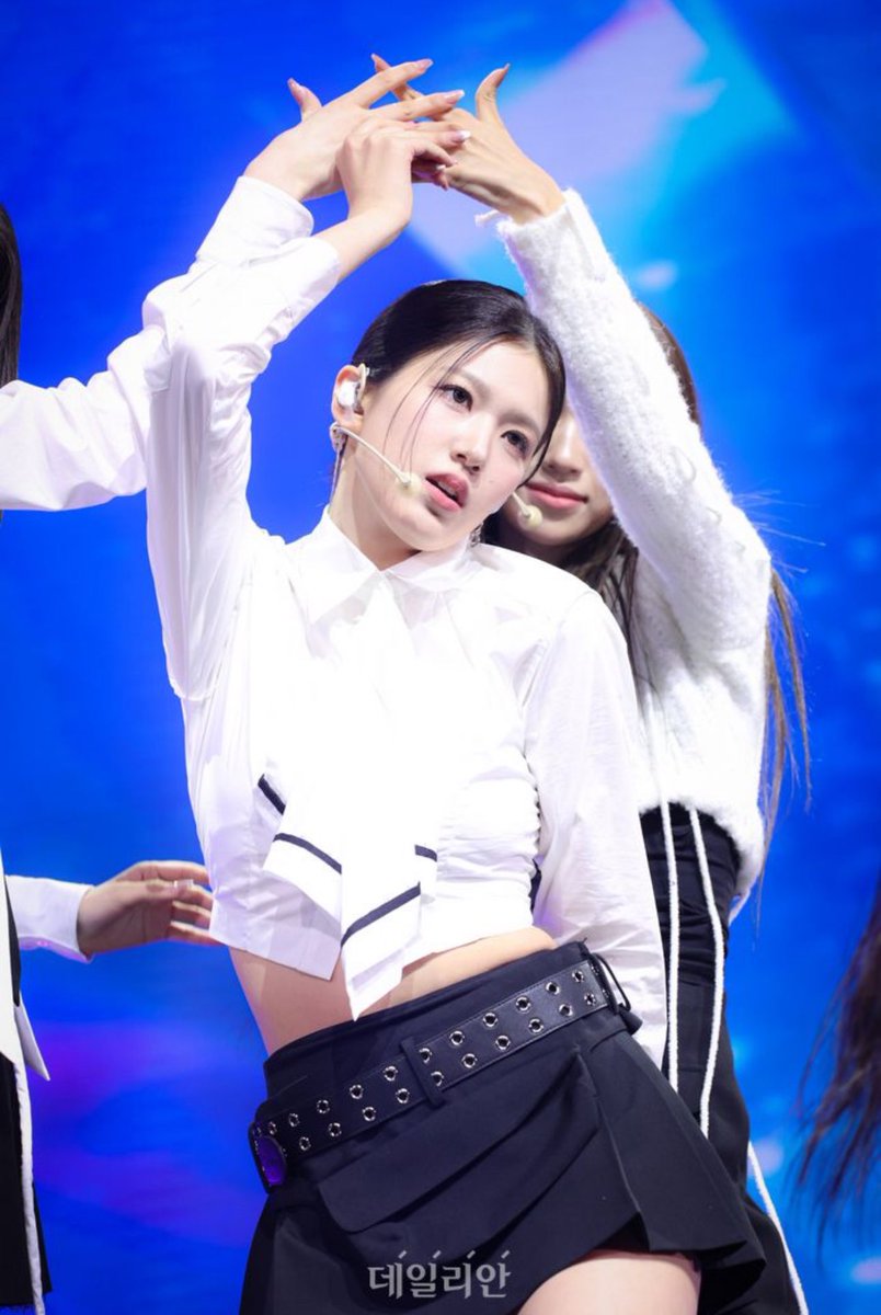 [📸] 241125 NAVER Article 

"izna Yoon Jiyoon, Captivating Beauty"

[🔗] m.entertain.naver.com/article/119/00…

#YOONJIYOON #윤지윤 #izna #이즈나