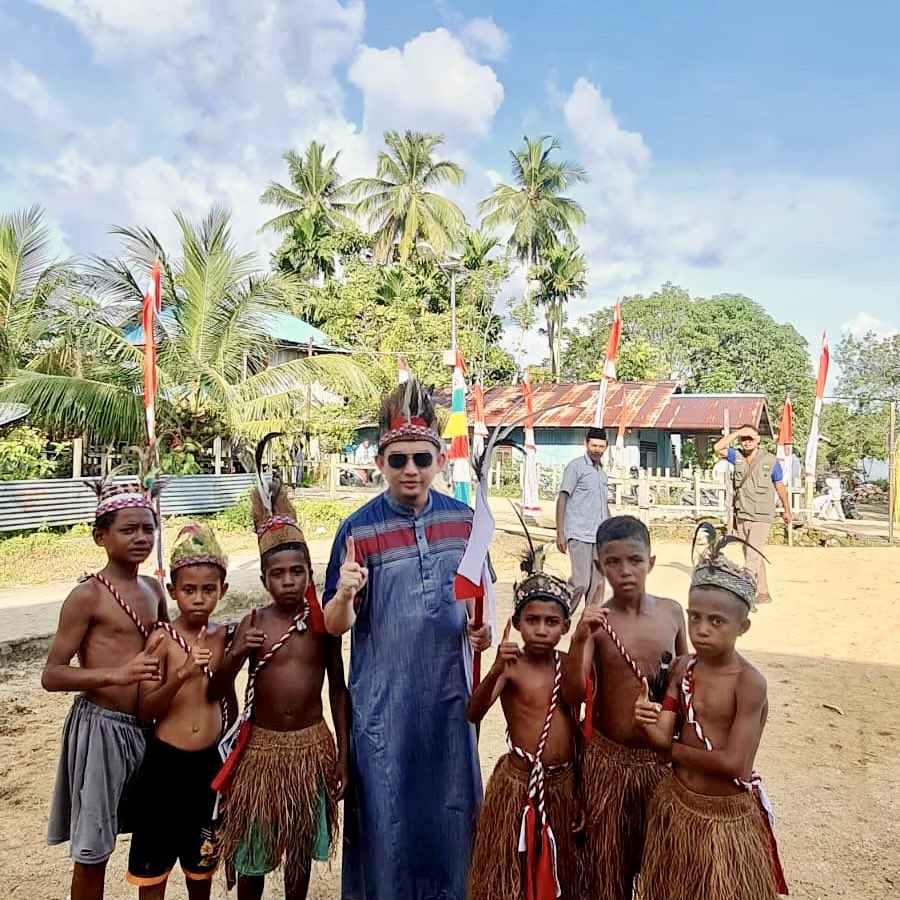 Hilmi28's tweet photo. Sedih rasanya ketika berkeliling Indonesia sampai ke pelosok Papua, saya mendapati ketimpangan ekonomi yg luar biasa. Padahal negara ini sangat kaya raya akan Sumber Daya Alam, kemana larinya itu semua ?! Malah rakyat kecil terus dibebani pajak yg makin tinggi. Kalau pajak dikembalikan utk rakyat kami terima, tapi kami tdk akan pernah ikhlas jika pajak kami digunakan utk membiayai gaya hidup mewah pejabat, aparat & keluarganya. Camkan itu !