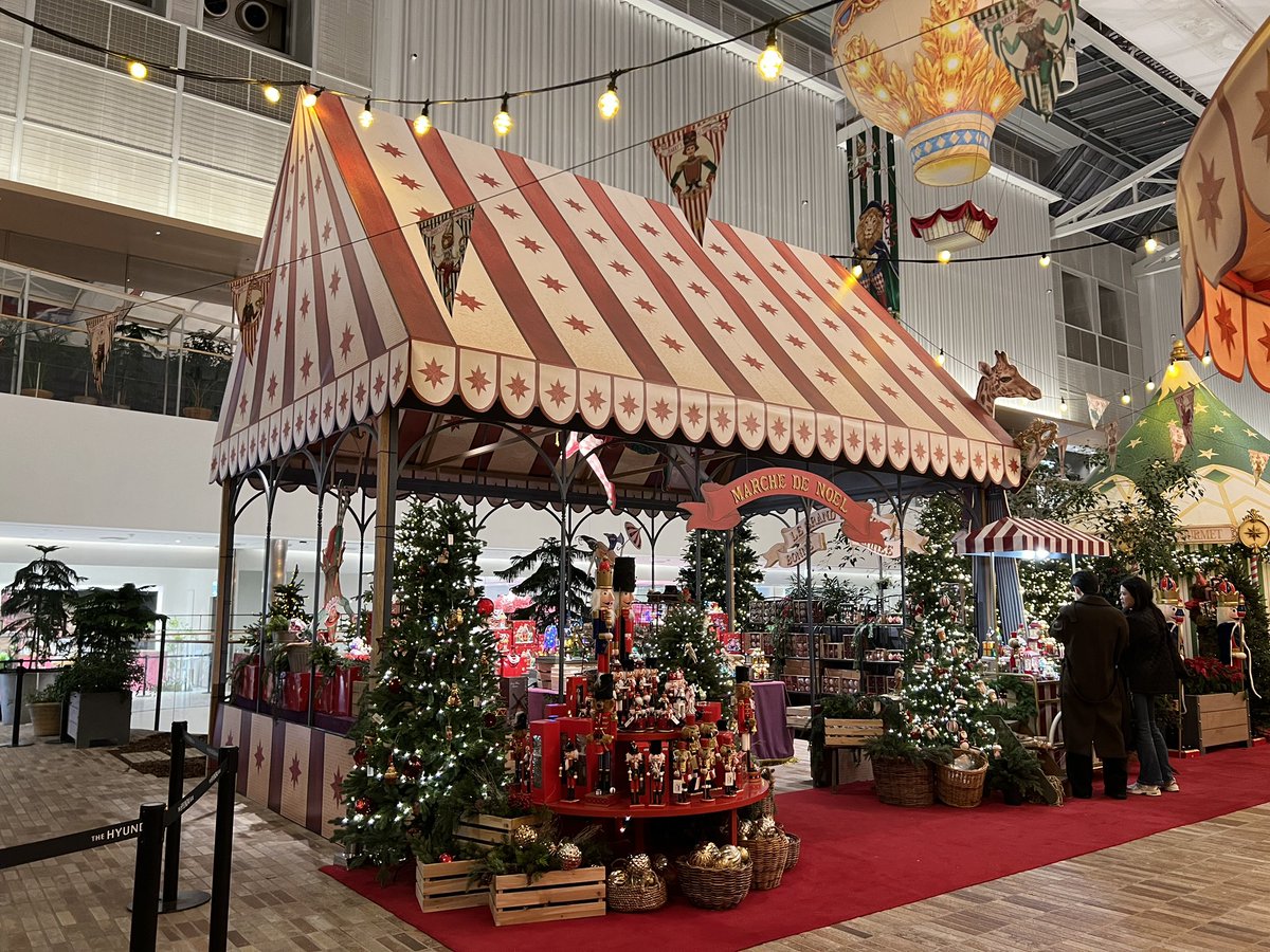 __joah's tweet photo. 早速ザ・現代ソウルのクリスマスショー🎄行ってみたので、入場とかウェイティングのやり方忘れないうちにみんなに共有しておく‼️（韓国電話番号ない人もできるよ🩷）

【韓国の電話番号がある人⭕️】
①ザ・現代ソウル内にあるウェイティングQRコードを読み取る！(2,3,4階に設置)
②電話番号を入力する！
③入場人数を入力する！（最大4人まで）
④カカオトークにメッセージが来たらOK！
※「지금 입장해주세요」のアラームがきたら入場できます！
　入場の際にメッセージ画面を見せればOK🙆‍♀️

【韓国の電話番号がない人❌】
①ザ・現代ソウルのクリスマスブース入場��に行く！
②入口にいるスタッフに「韓国の電話番号がない」と伝える！
③スタッフから人数を聞かれたら答える！
④スタッフからウェイティングカードを受け取る！
⑤カードに書かれた時間になったら入場できます！
※カードに書かれた時間は大体、受付時間から2時間後！
　また、カードに書かれた時間以降であればいつでも入れるそうです⭐️

✅ついでに韓国語メモ
現場ウェイティングで使える韓国語👇
한국 전화번호 없는데 현장 웨이팅하고 싶어요 !
（ハングク チョナボノ オンヌンデ ウェイティンハゴ シポヨ）
（韓国の電話番号がないですが、現場ウェイティングしたいです!）

毎日11:30〜当日ウェイティングできるけど、オンラインウェイティングは時間指定ができないから気をつけて！
〰︎〰︎〰︎〰︎〰︎〰︎〰︎〰︎〰︎〰︎〰︎〰︎〰︎〰︎〰︎〰︎
🏠ザ現代ソウル　5階サウンズフォレスト(현대백화점 더현대 서울)
Instagram : @thehyundai_seoul
📍ソウル 永登浦区 汝矣大路108（서울 영등포구 여의대로 108)
📅2024/11/1〜2024/12/31
🕑月〜木：10:30〜20:00 / 金土日：10:30〜20:30