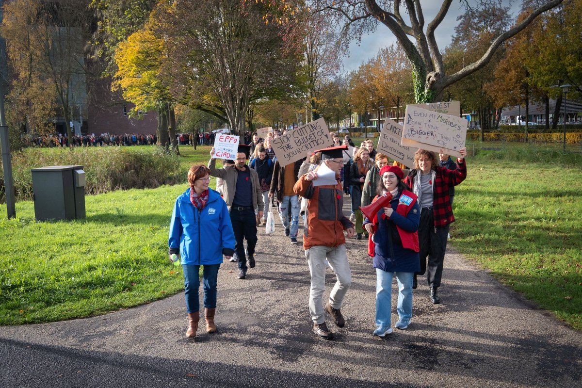 In de aanloop naar de grote #demonstratie van vanmiddag tegen de bezuinigingen op hoger onderwijs en onderzoek gaat er een petitie rond. Op maandagochtend stonden daar al 61.700 handtekeningen onder. resource-online.nl/index.php/2024…