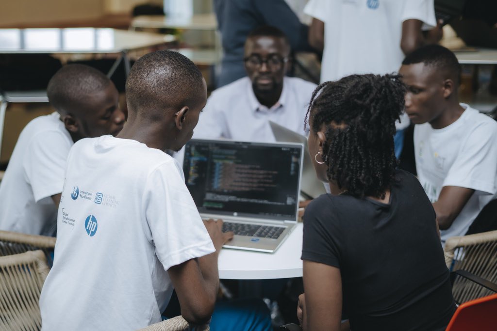 kigalitoday's tweet image. Turi ku wa mbere wa nyuma w’ukwezi. Nk’uko mumaze kubimenyera, tubagezaho ikiganiro #EdTechMonday kibanda ku ikoranabuhanga mu burezi. Ikiganiro cy’uyu munsi kiragaruka ku masomo ashyirwa ku mbuga z’uburezi zifashisha ikoranabuhanga (E-learning platforms). Ni uguhera saa 18H00…